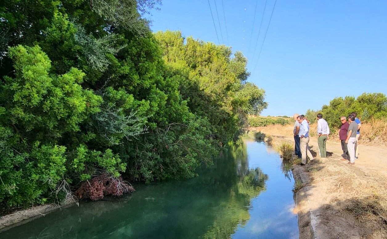 El director de Infraestructuras del Agua de la Junta junto a responsables de las organizaciones agrarias y regantes durante su visita al tramo del canal afectado.