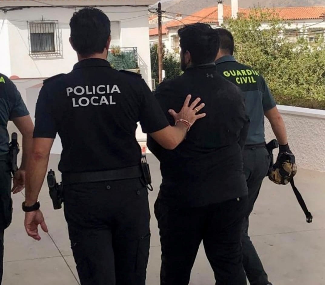 Agentes tras detener al individuo (en el centro de la imagen)