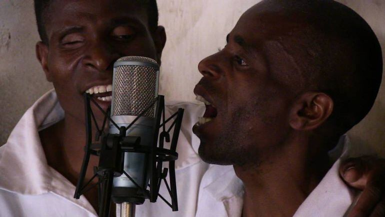 Miembros de la banda musical Zomba Prision Project, de la cárcel de alta seguridad de Zomba (al sudeste de Malaui) durante la grabación del disco nominado a un Grammy. 