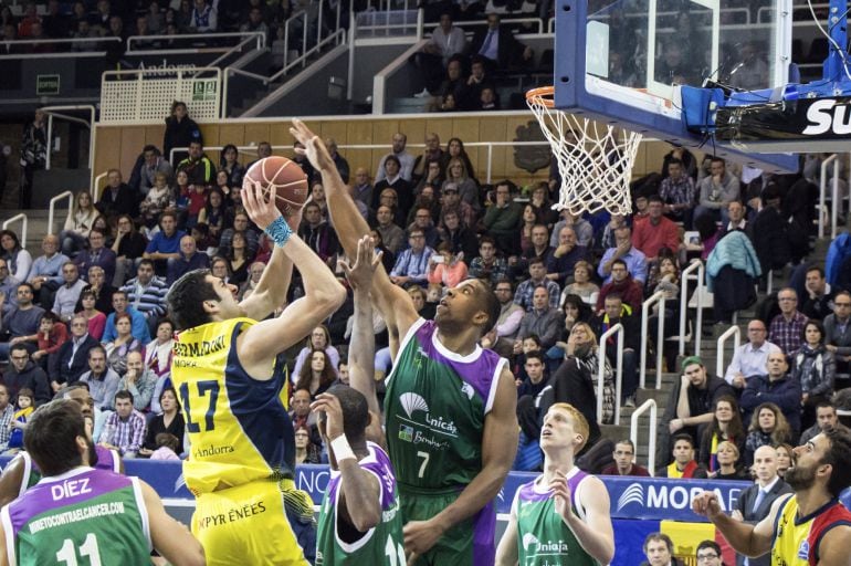 Hendrix intenta taponar un lanzamiento de Shermadini