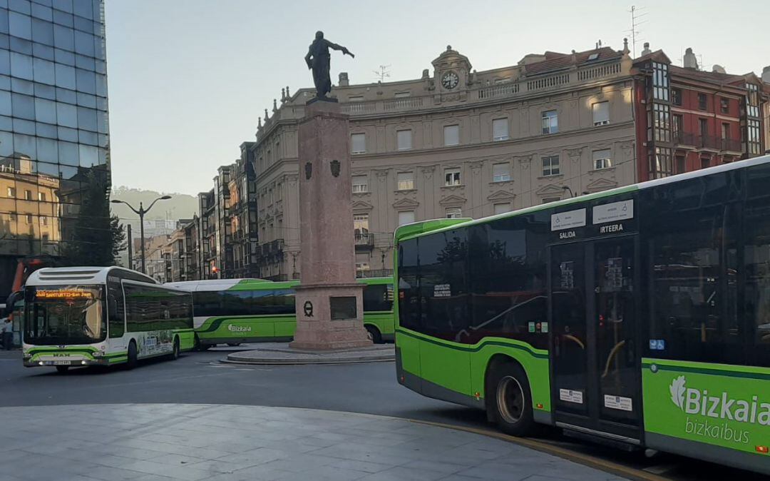 Los viajeros del transporte urbano por autobús caen en Euskadi un 43% en agosto y los de Metro Bilbao un 44,7%