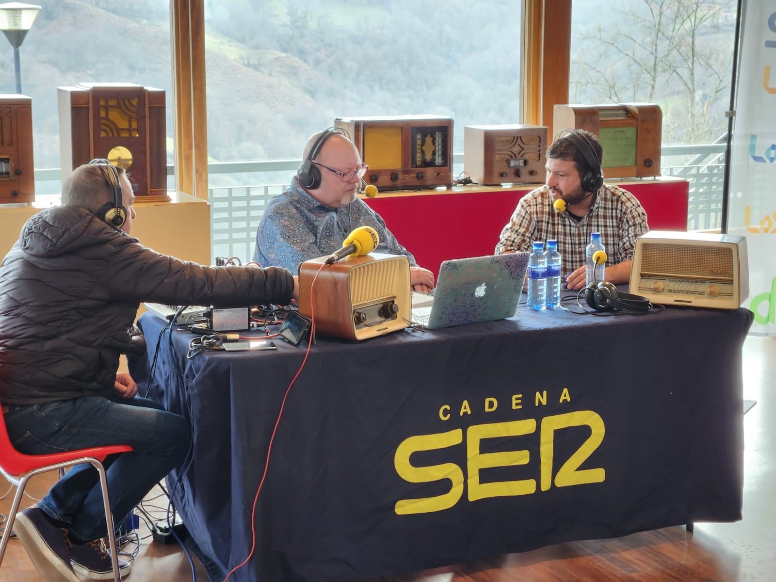 Un momento del programa desde la Casa de les Radios, con el alcalde de Bimenes, Aitor García, a la derecha