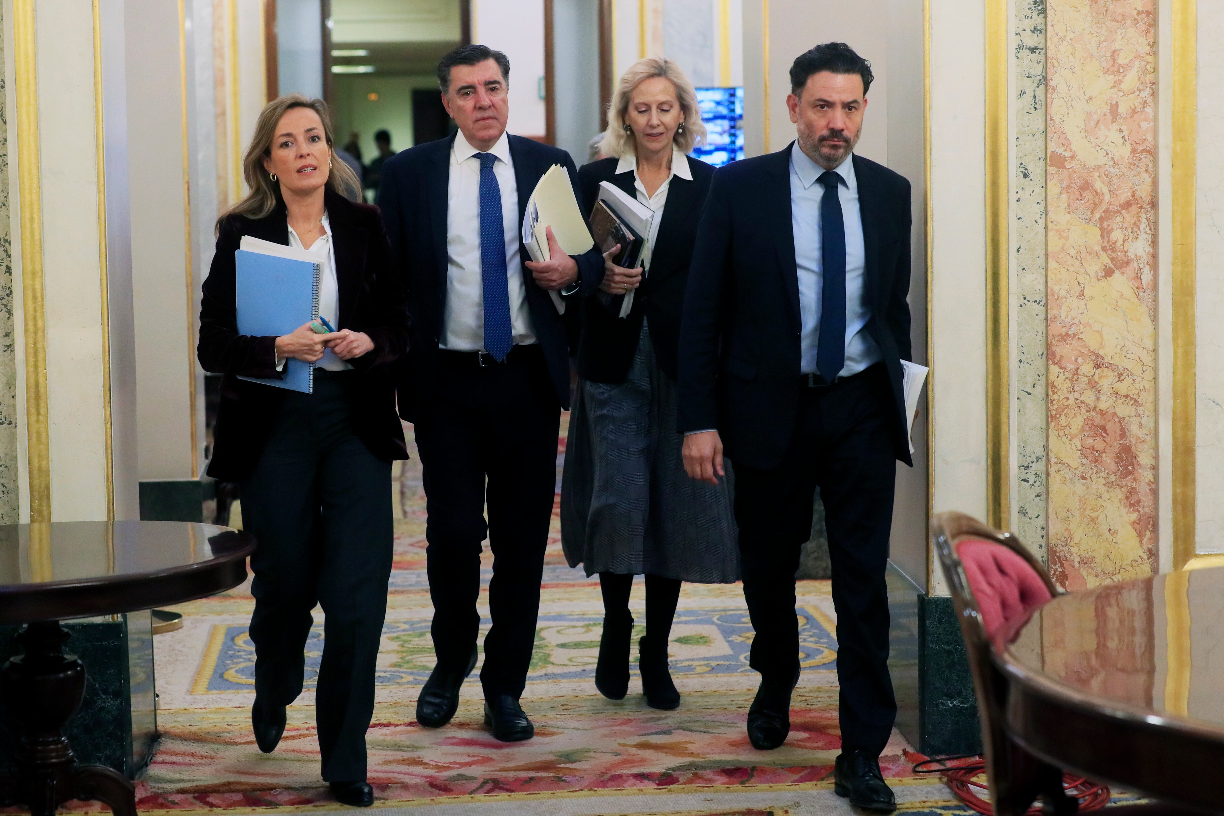 Los miembros de la Mesa, Guillermo Mariscal (d), José Antono Bermúdez de Castro (2i), Carmen Navarro (i) y Marta González (2d), a su llegada a la reunión de la Mesa del Congreso celebrada este martes.