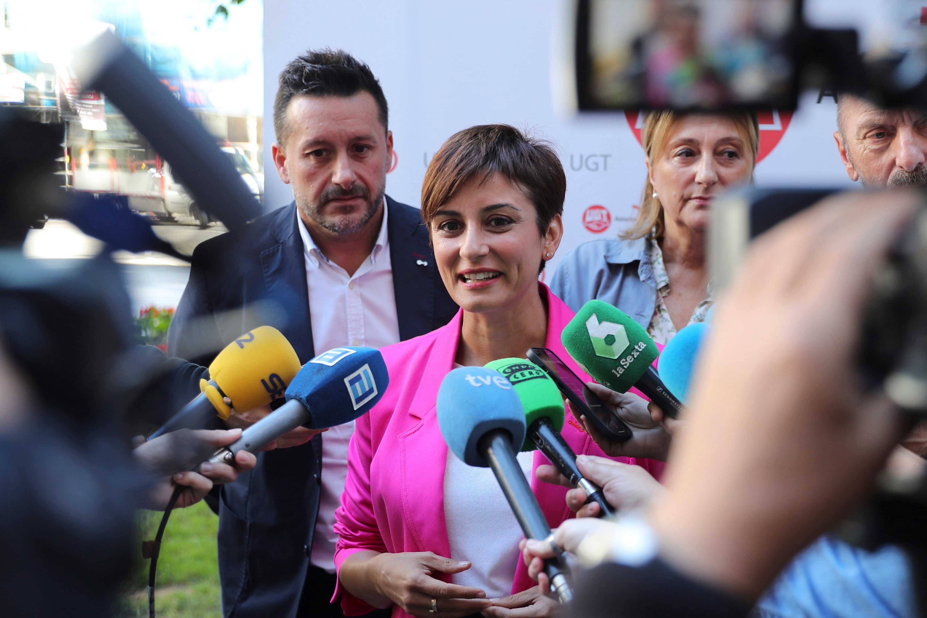 La ministra de Política Territorial y portavoz del Gobierno, Isabel Rodríguez, atiende a los medios de comunicación antes de clausurar la 22ª edición de la Escuela de Verano de UGT-Asturias.