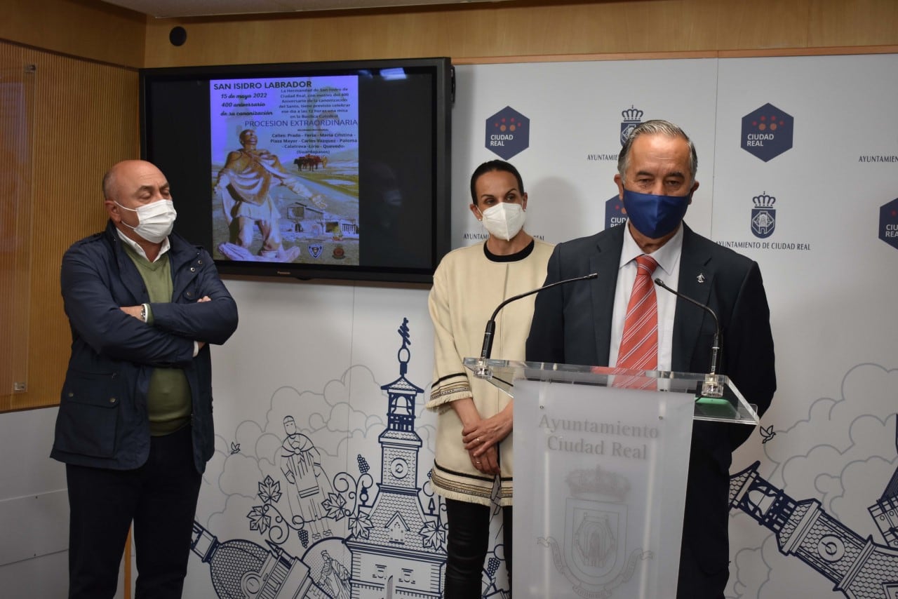 Eugenio Diaz, presidente de la Hermandad de San Isidro en Ciudad Real en la presentación de los actos junto a la alcaldesa y el secretario provincial de ASAJA, Florencio Rodríguez