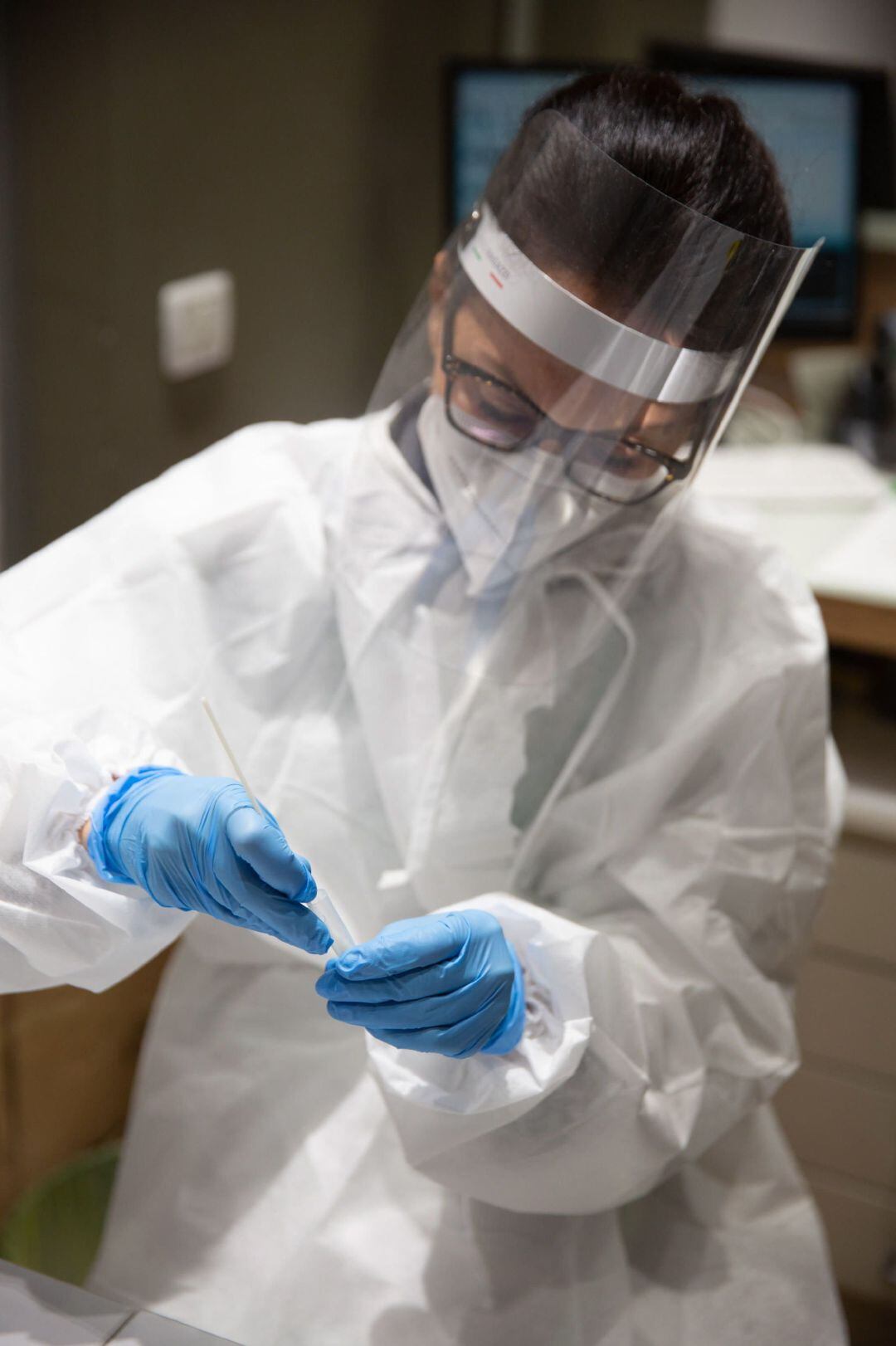 Una sanitaria realiza una prueba Covid