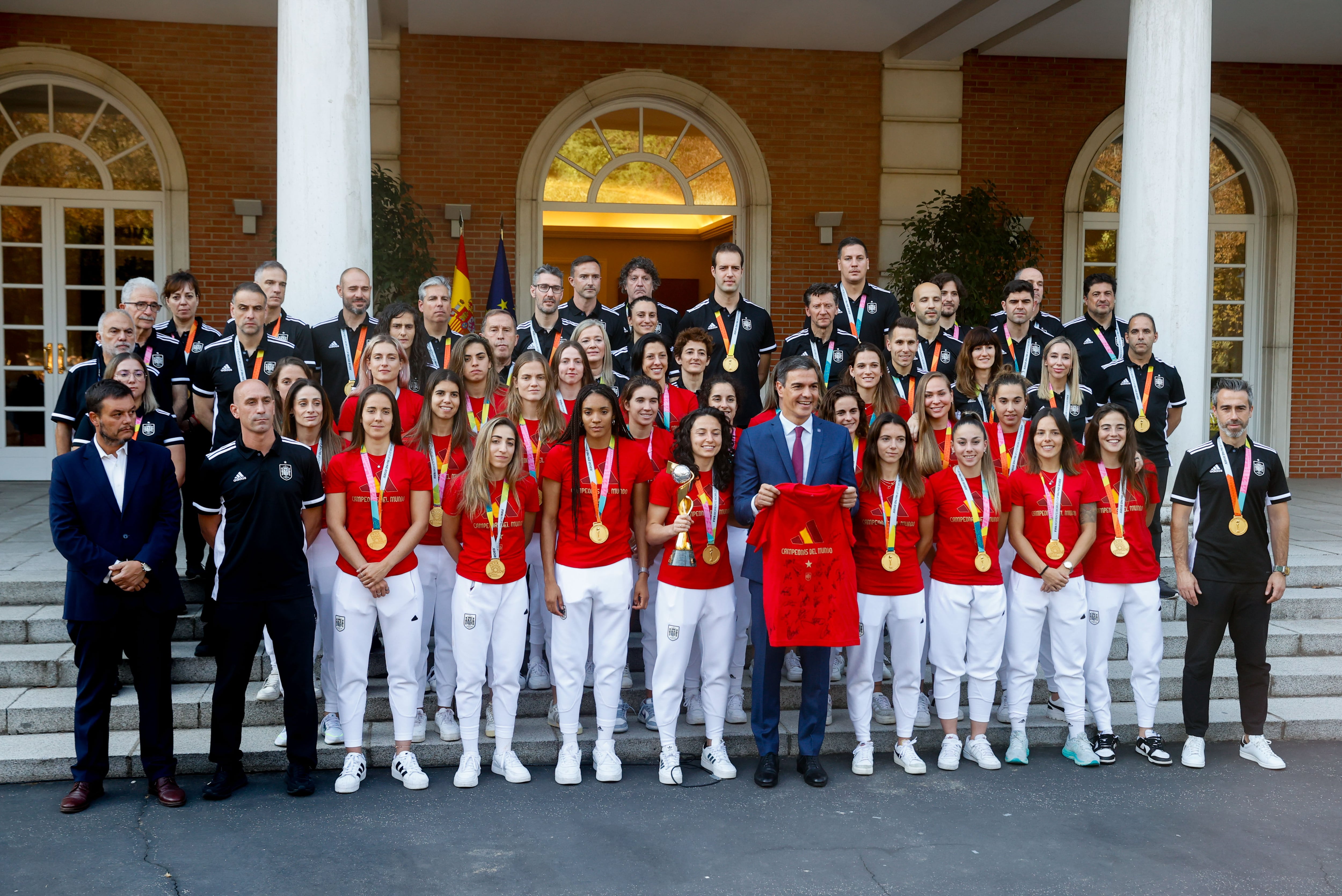 GRAF8925. MADRID, 22/08/2023.- El presidente del Gobierno, Pedro Sánchez (6d), posa para una foto de familia junto a la selección feemnina de fútbol tras su victoria en la Copa del Mundo, en el Palacio de la Moncloa en Madrid, este martes. EFE/ Juan Carlos Hidalgo