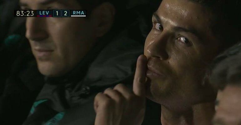 Cristiano Ronaldo, enfadado con un cámara tras ser sustituido