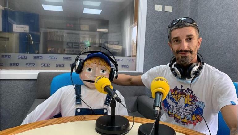 Fisquito, con los cascos en la cabeza, en los estudios de SER Lanzarote.