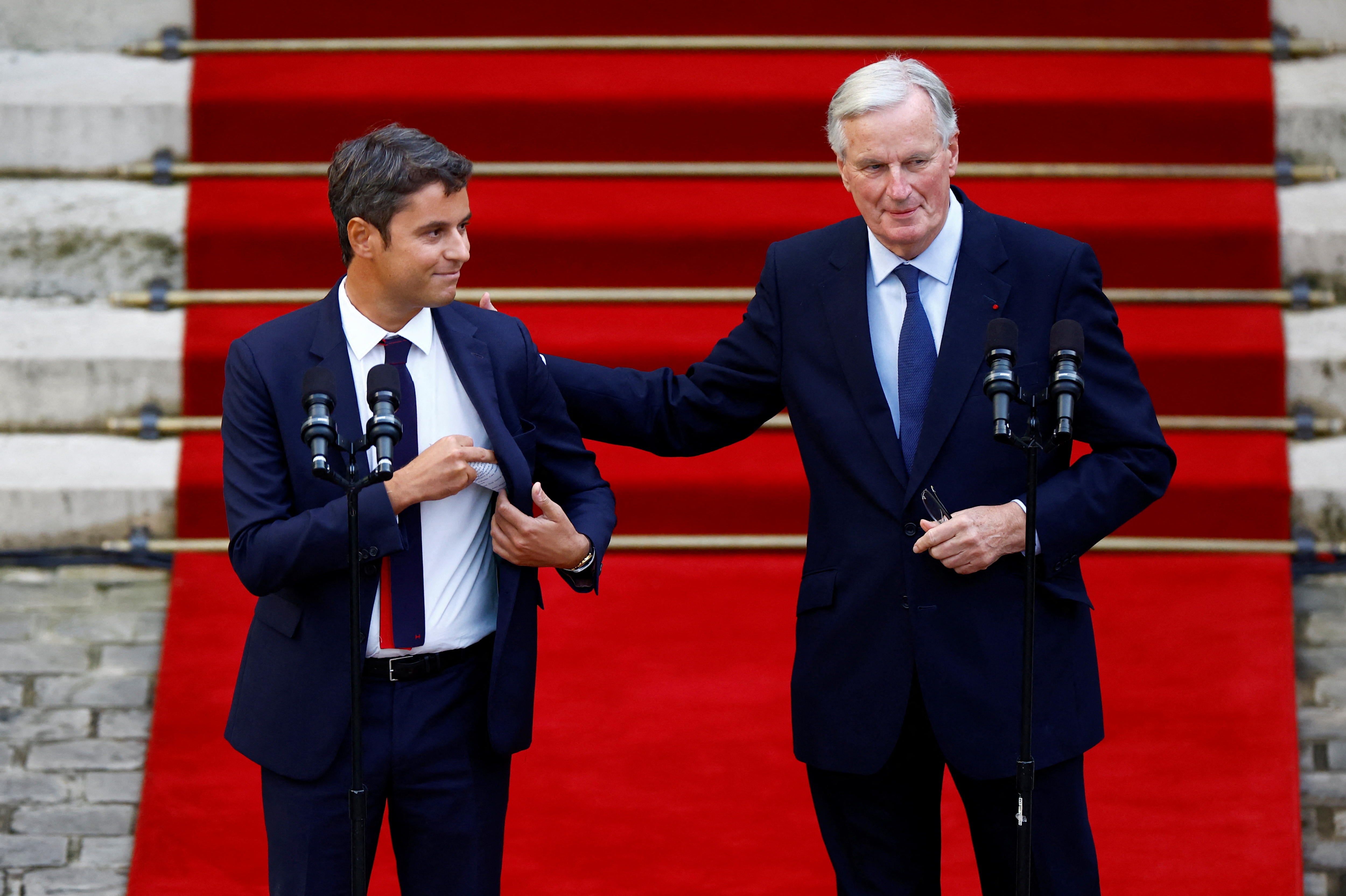 El hasta ahora primer ministro, Gabriel Attal (i), en el acto de relevo con el nuevo primer ministro, Michel Barnier