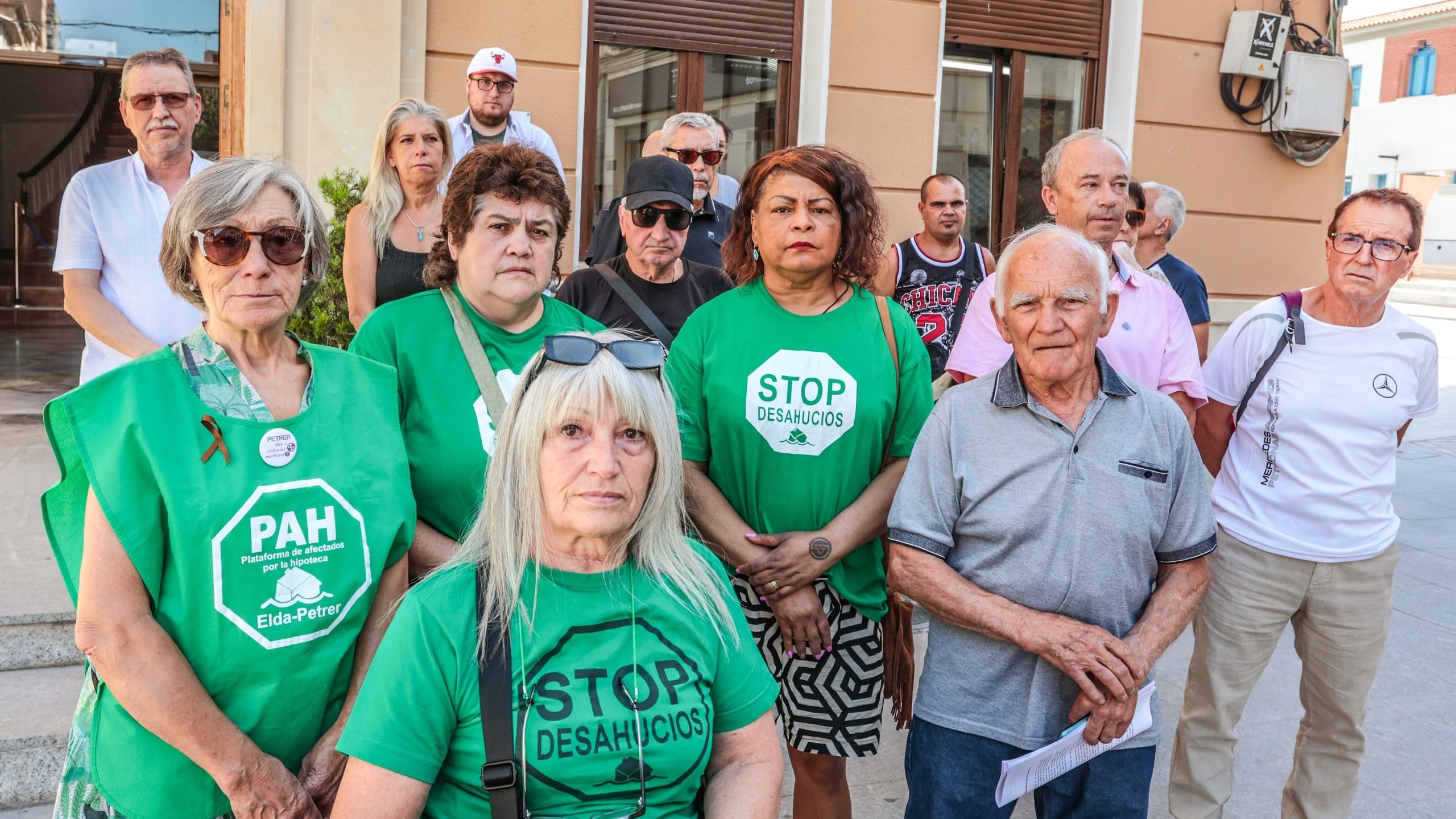 Integrantes de la Plataforma de Afectados por la Hipoteca Elda - Petrer frente al Ayuntamiento de Elda