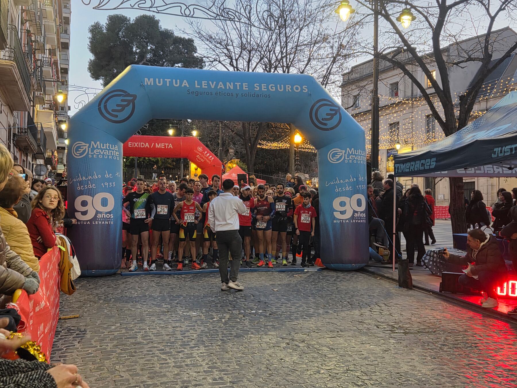 Instants abans de l'eixida de la XIX edició de la Sant Silvestre Alcoiana Mutua Levante