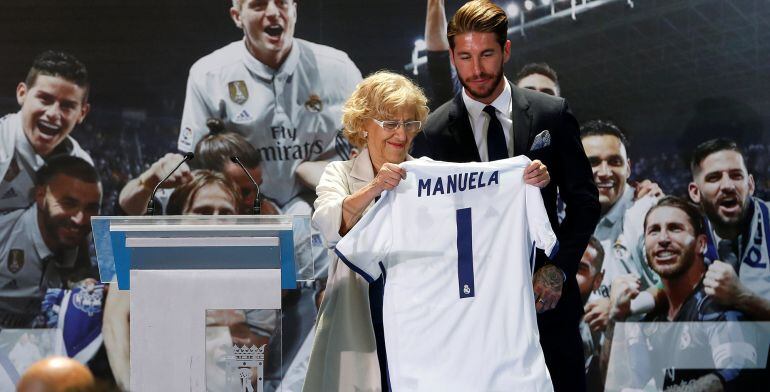 Sergio Ramos regala a Carmena una camiseta con su nombre
