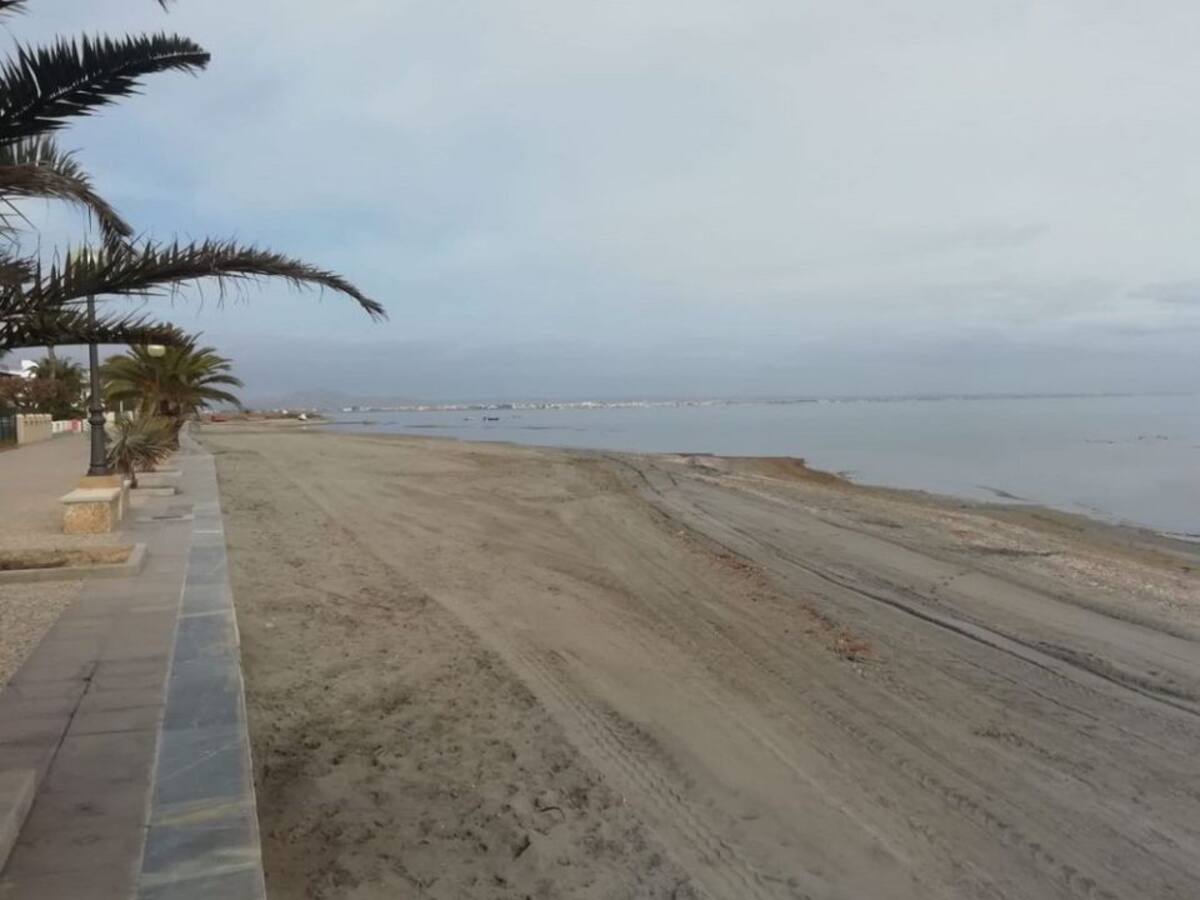 Infraestructuras intensifica los trabajos de mantenimiento y limpieza de las playas del litoral cartagenero