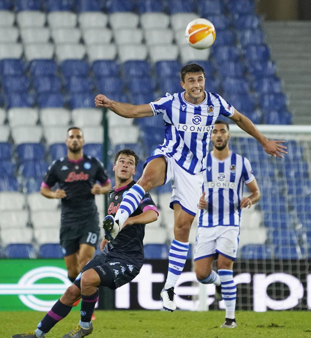 Ander Guevara salta en el partido contra el Nápoles