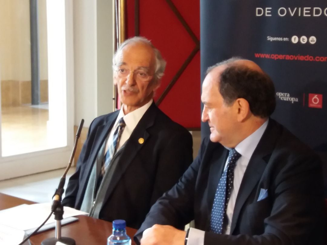 Jaime Martínez y Juan Carlos Rodríguez-Ovejero, durante el acto público de relevo al frente de la presidencia de Ópera de Oviedo