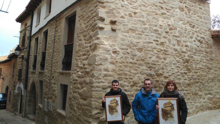 Asier Muruzábal (Mención), Iñaki Kortabitarte y Virginia Múgica (Premio Torre Otxagabía) delante del edificio premiado