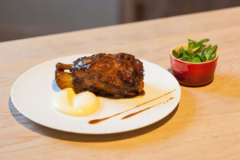 Jarrete de cordero asado.