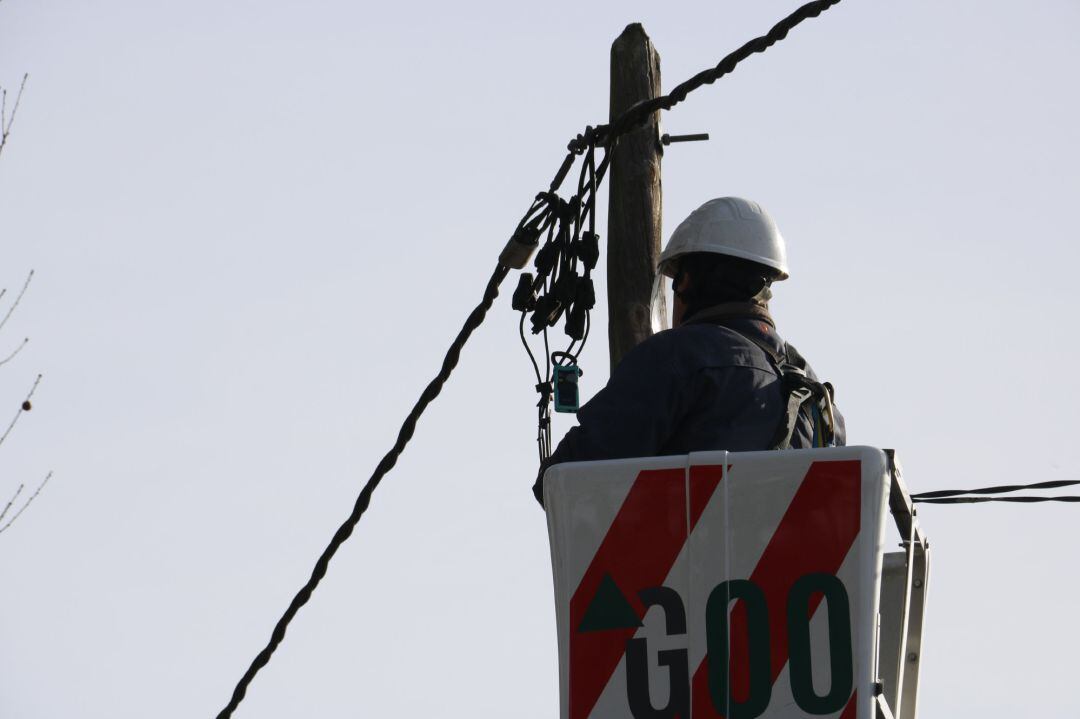 Operario realizando una instalación eléctrica.