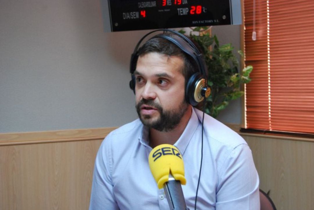 Jesús Santos, portavoz de Podemos en la Comunidad de Madrid, en los estudios de Ser Madrid Oeste (foto de archivo)