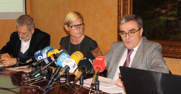 L'alcalde de Lleida, Àngel Ros, acompanyat pels tinents d'alcalde Montse Mínguez i Félix Larrosa, durnt la presentació del projecte de pressupost de la Paeria per al 2016. Imatge del 12 de novembre del 2015.