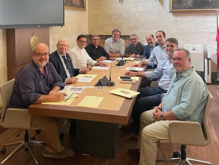 Imagen de la reunión entre miembros del Consejo y del Cabildo Catedral