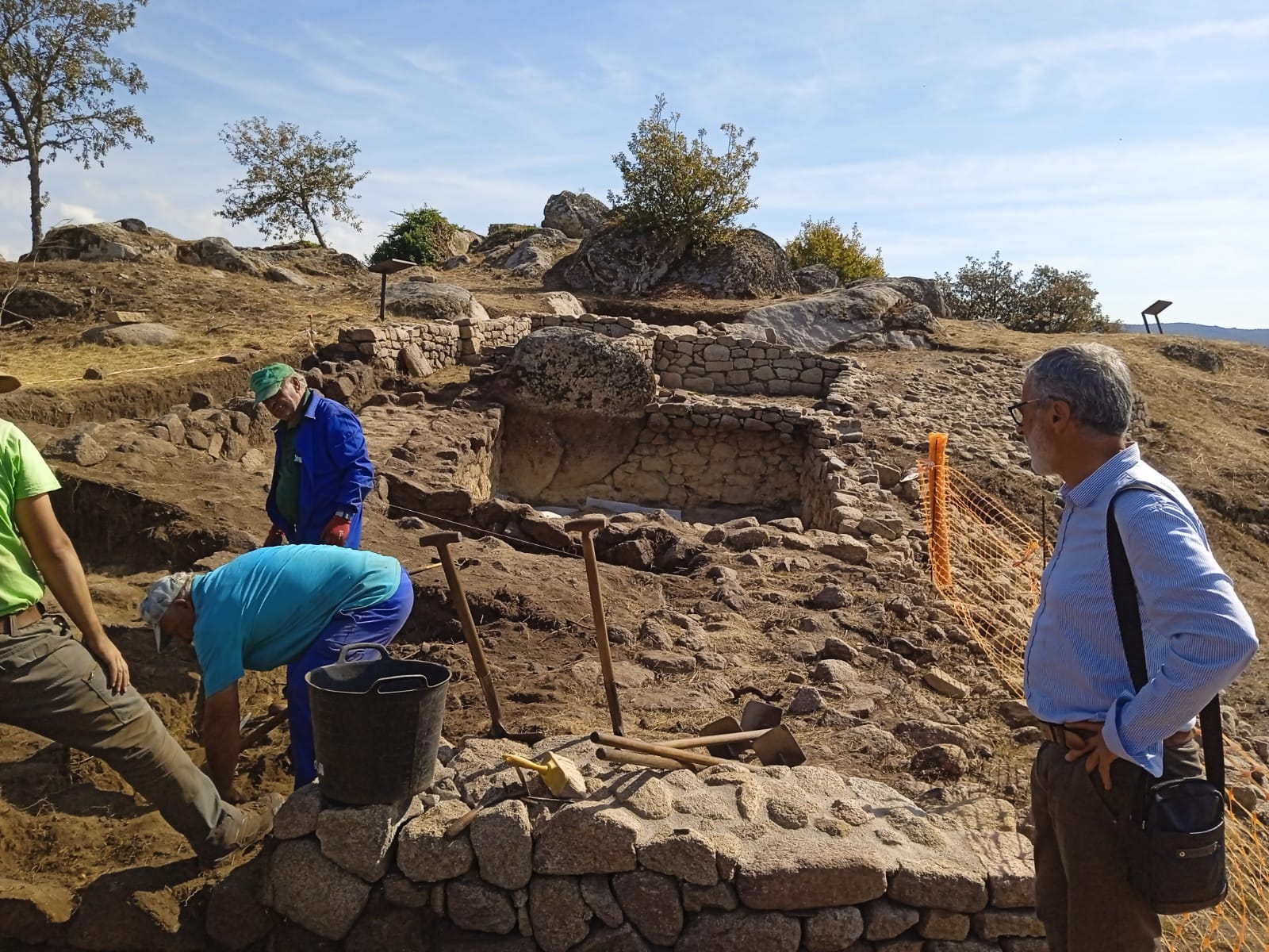 O alcalde de Vilar de Barrio, Manuel Conde, supervisa o inicio dos traballos arqueolóxicos