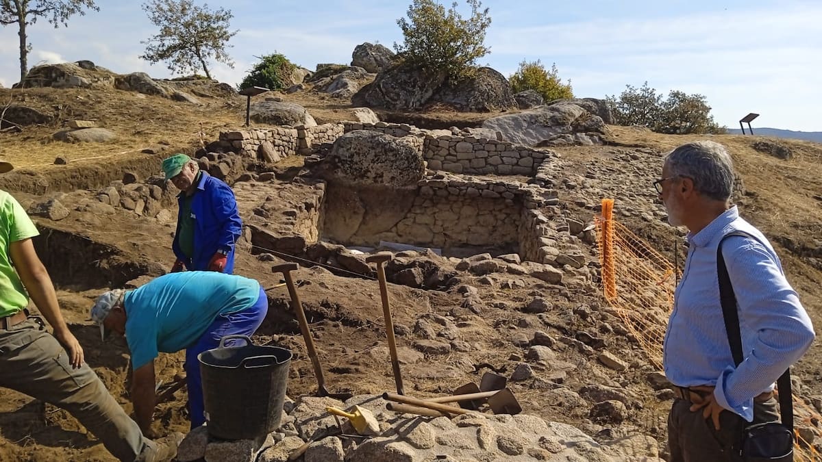 Comezan os traballos arqueolóxicos no castelo de Vilar de Barrio
