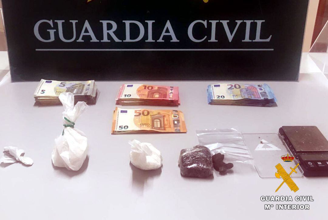 Droga incautada por la Guardia Civil en un bar de Barcena de Pie de Concha.