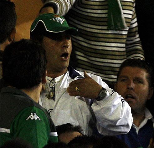 El aficionado con la gorra es el presunto autor del lanzamiento de una botella sobre el portero del Athletic y que alcanzó en la cara del guardameta Armando