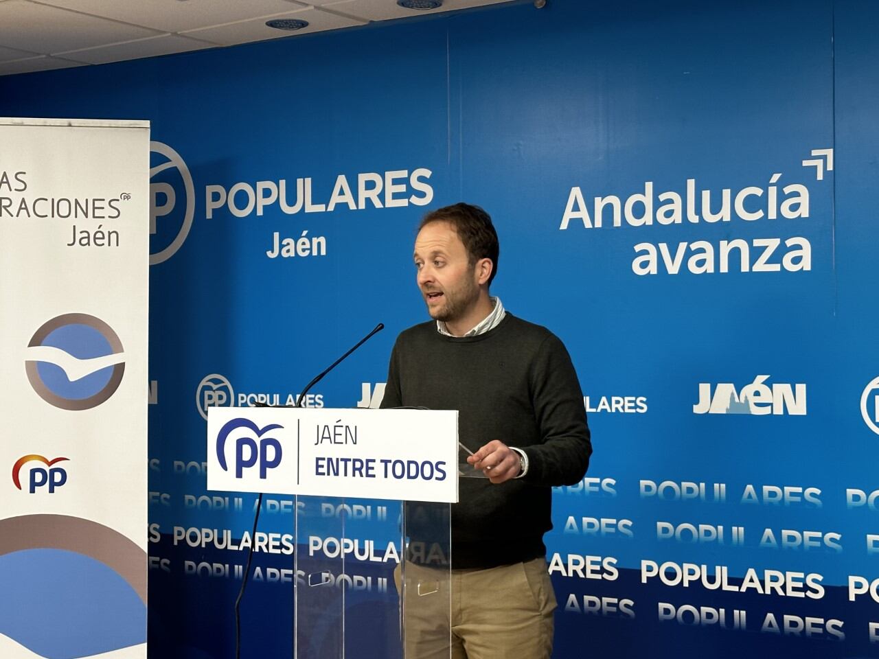 El presidente del PP de Jaén, Erik Domínguez en su comparecencia ante los medios de comunicación en la sede del partido.