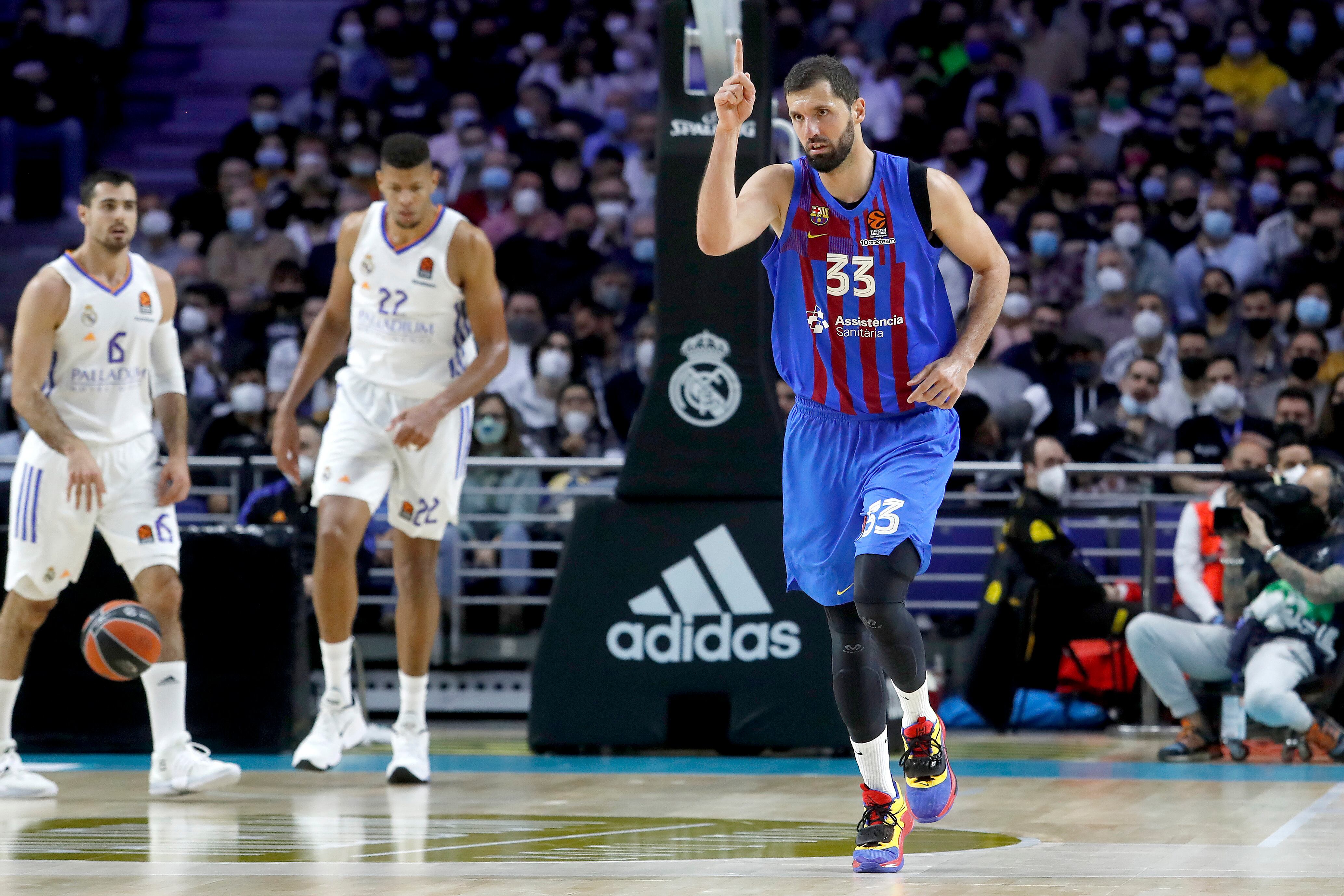 Nikola Mirotic celebrando una canasta ante el Real Madrid.