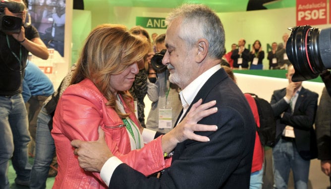 La presidenta de la Junta, Susana Díaz, se abraza a José Antonio Griñán, durante el congreso extraordinario del PSOE-A.