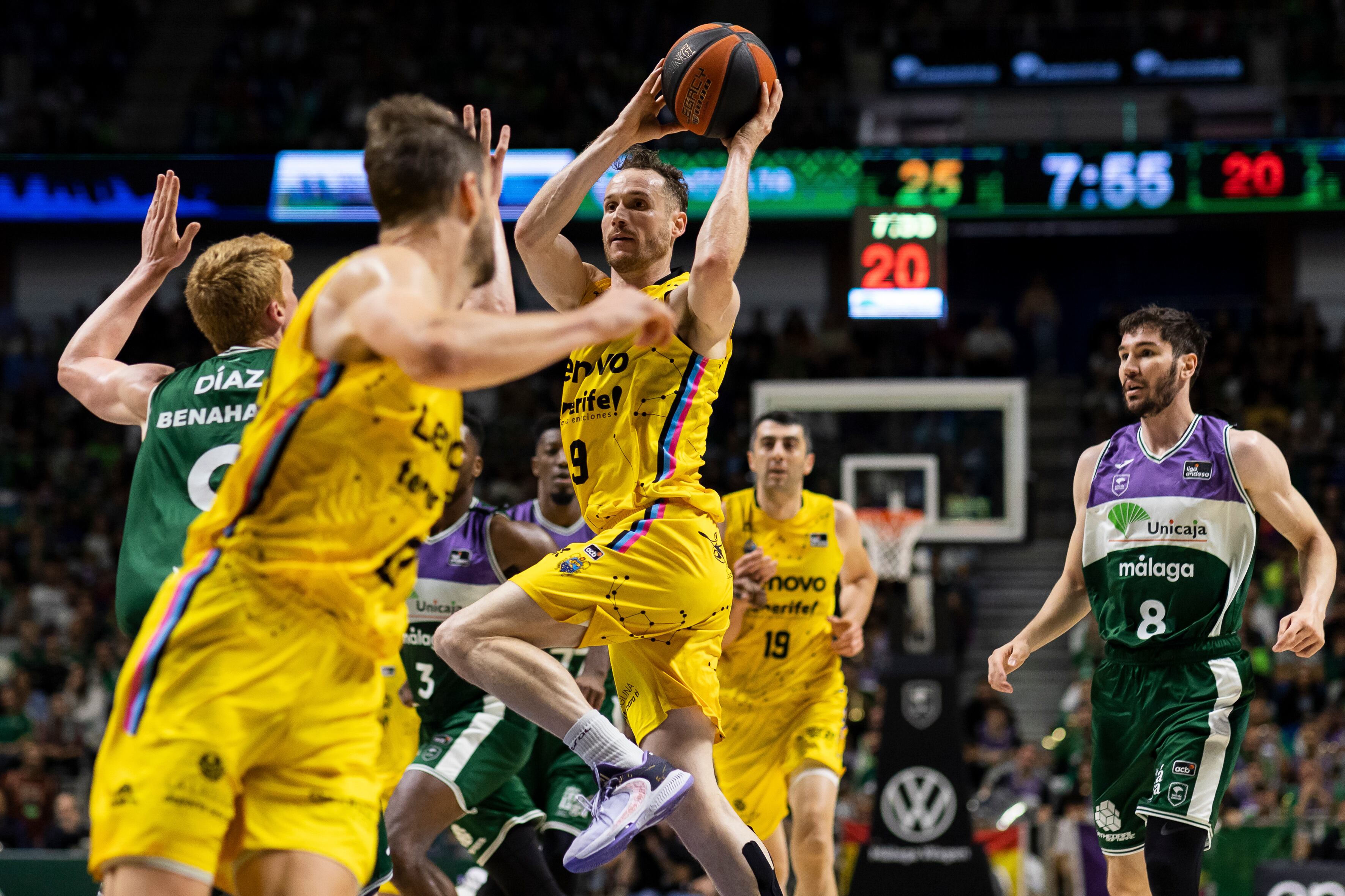 MALAGA, 21/05/2023.- El base del Unicaja, Alberto Díaz (i), defiende al base brasileño del Lenovo Tenerife, Marcelinho Huertas (c), durante la trigésima tercera jornada de la Liga Endesa disputado esta mañana en el Palacio de los Deportes José María Martín Carpena. EFE/Carlos Díaz.