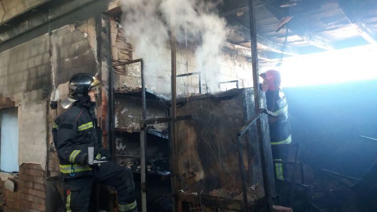 Los bomberos no han podido hacer nada por salvar la fábrica debido al fuerte viento.