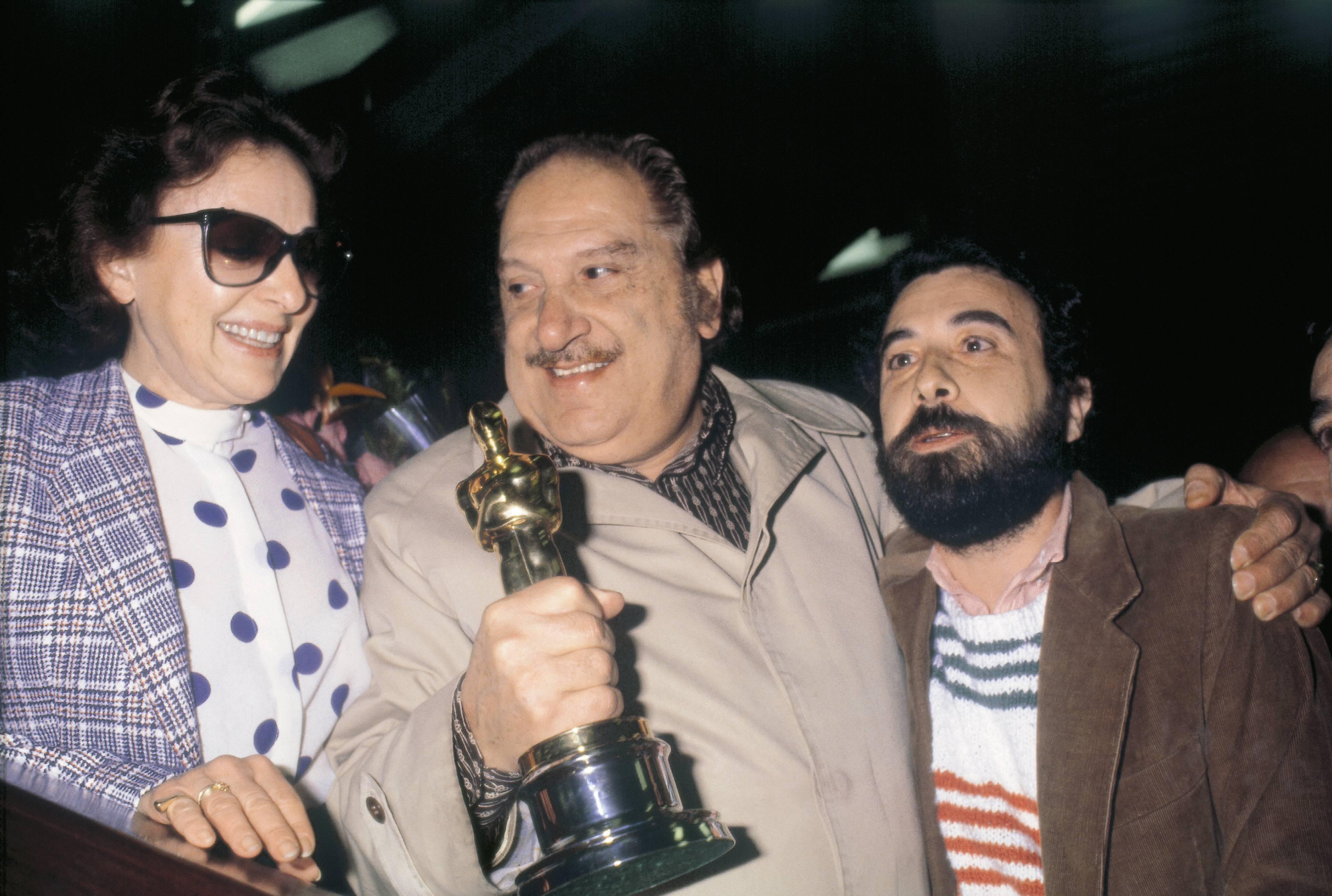 Jose Luis Garci con algunos de los protagonistas de la película en su llegada a Madrid tras ganar el Óscar.