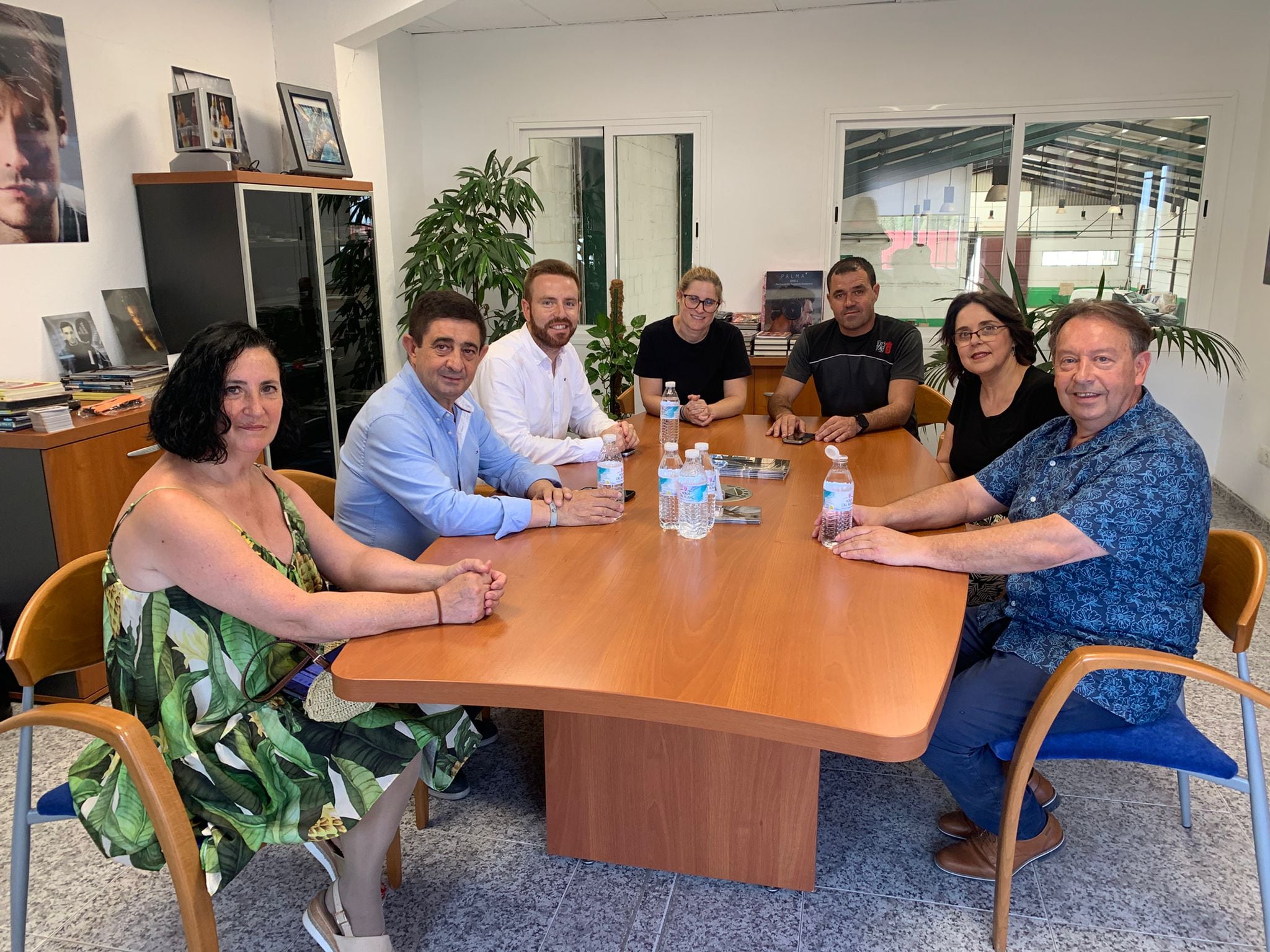 Momento de la visita del presidente, alcalde y concejales a la empresa Neolentech