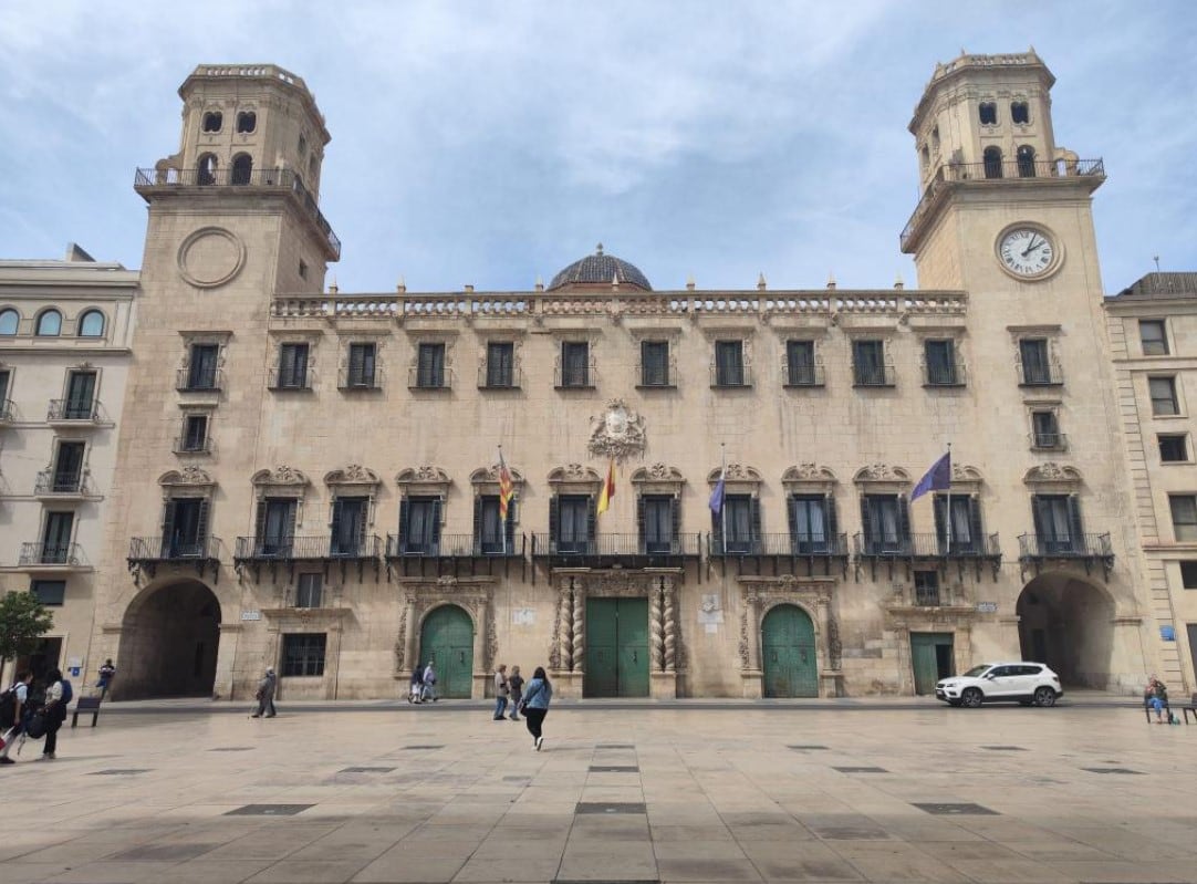Plaza del Ayuntamiento con el palacio consistorial al fondo