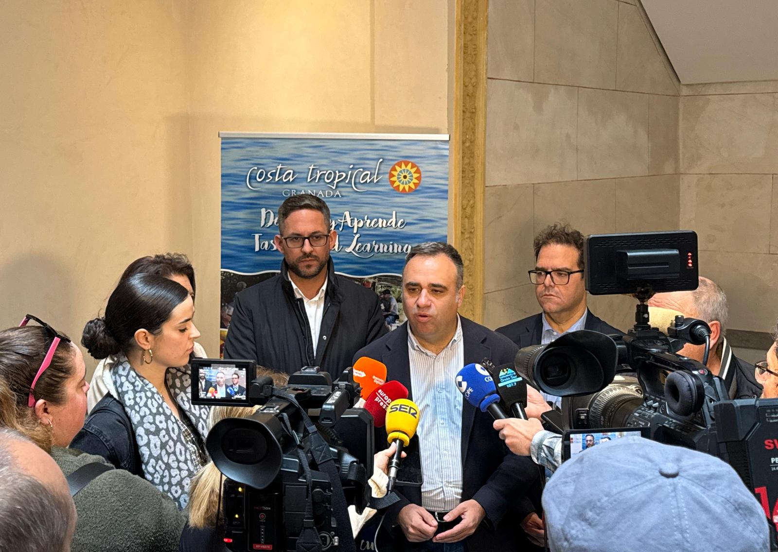 El presidente de la Diputación, Francis Rodríguez, presenta en la costa las ayudas por el temporal