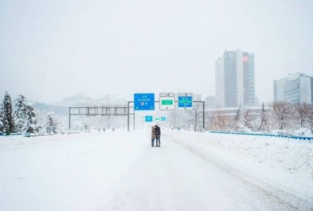 Una pareja se besa bajo la nevada histórica que deja Filomena.