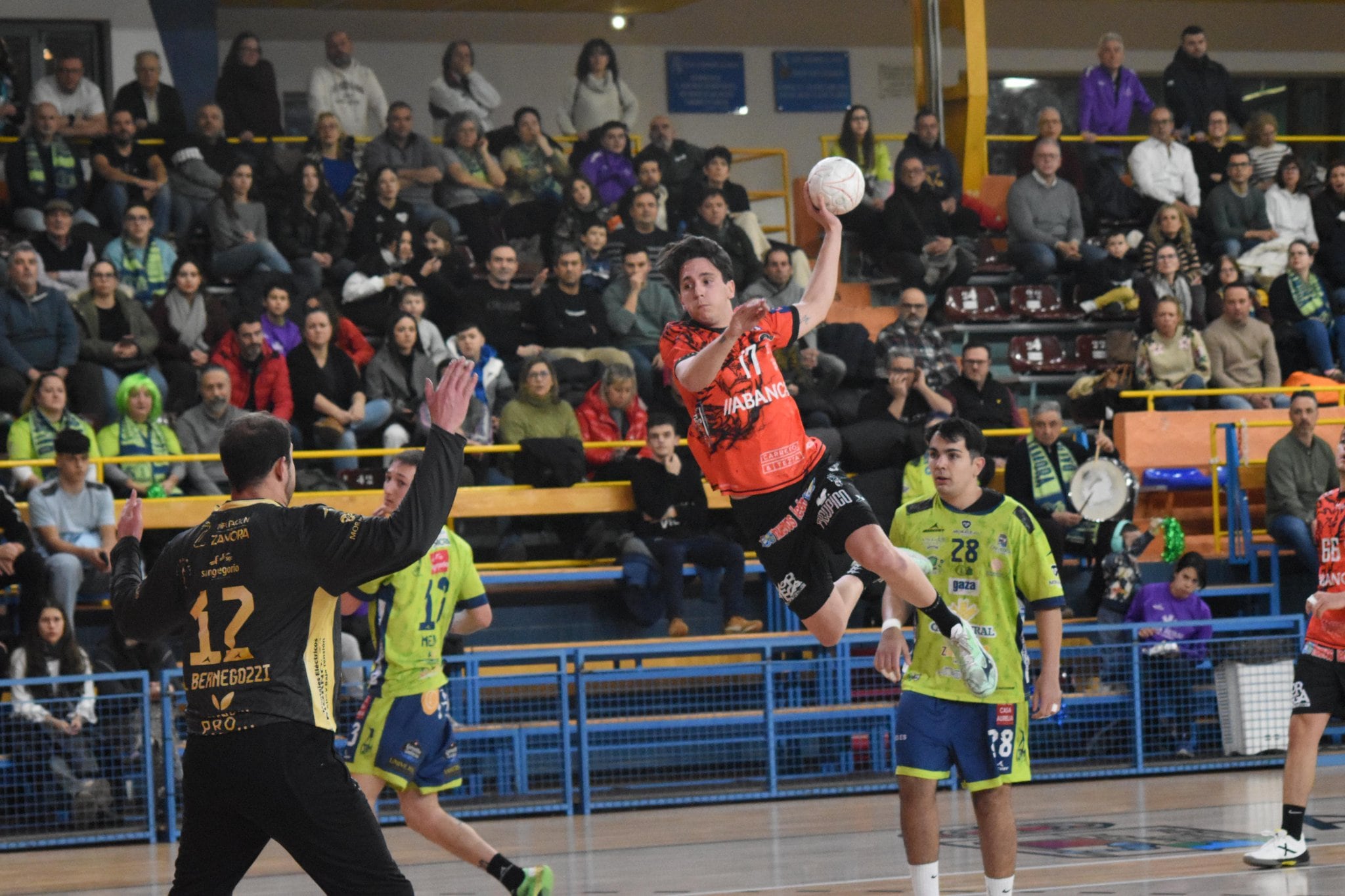 Zapico lanza a portería en la preparación invernal.