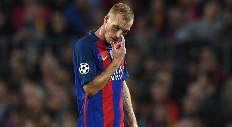 Mathieu, durante un partido con el Barça