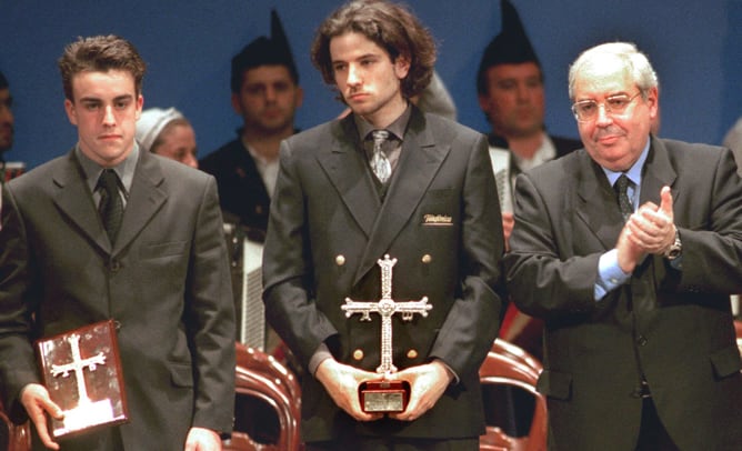 Fernando Alonso y Yago Lamela reciben el premio de manos de Vicente Álvarez, presidente del Principado de Asturias.