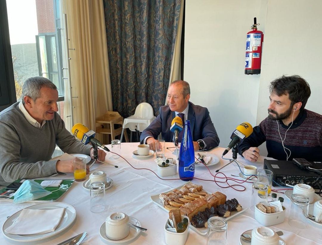 Jesús Martínez (i), junto a Manuel Vieites, durante el Desayuno de Redacción.