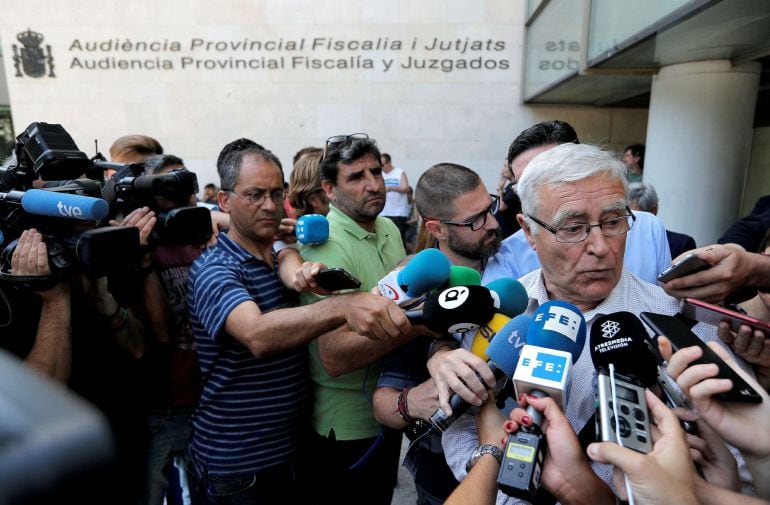 El alcalde de València, Joan Ribó, atiende a los medios de comunicación a las puertas de la Ciudad de la Justicia donde ha declarado como investigado por presuntos delitos de prevaricación e impedimento del ejercicio de los derechos cívicos a raíz de una