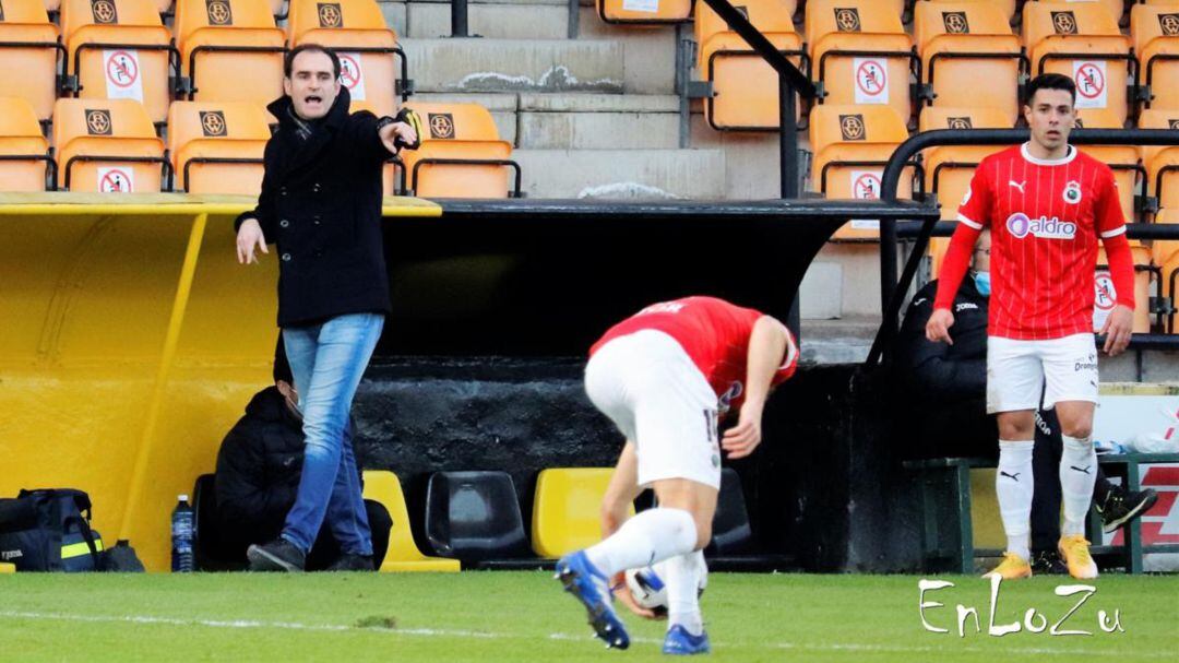 Ezequiel Loza dirigiendo al Portu en su partido contra el Racing