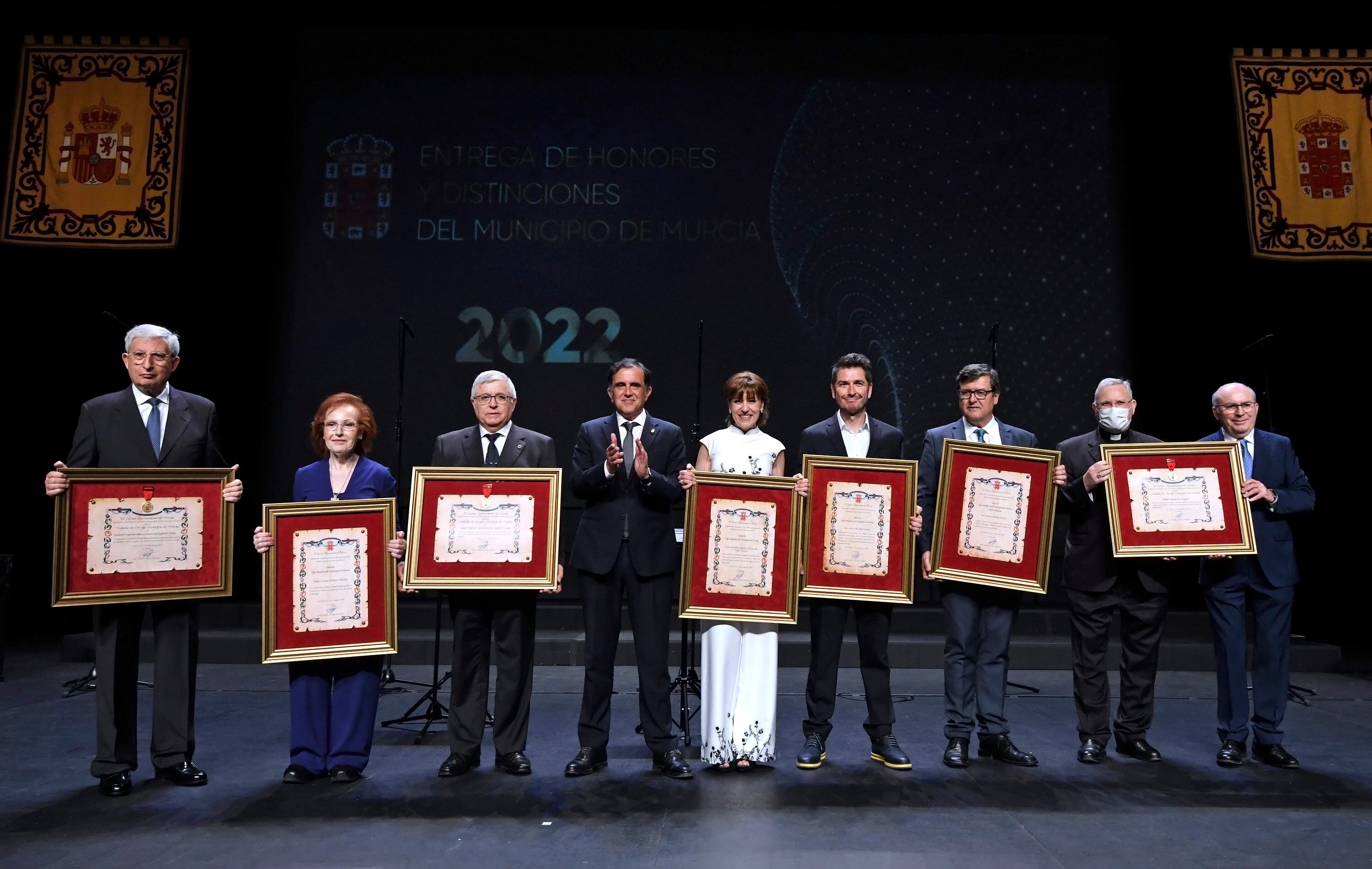Los galardonados por el Ayuntamiento de Murcia posan en una foto de familia