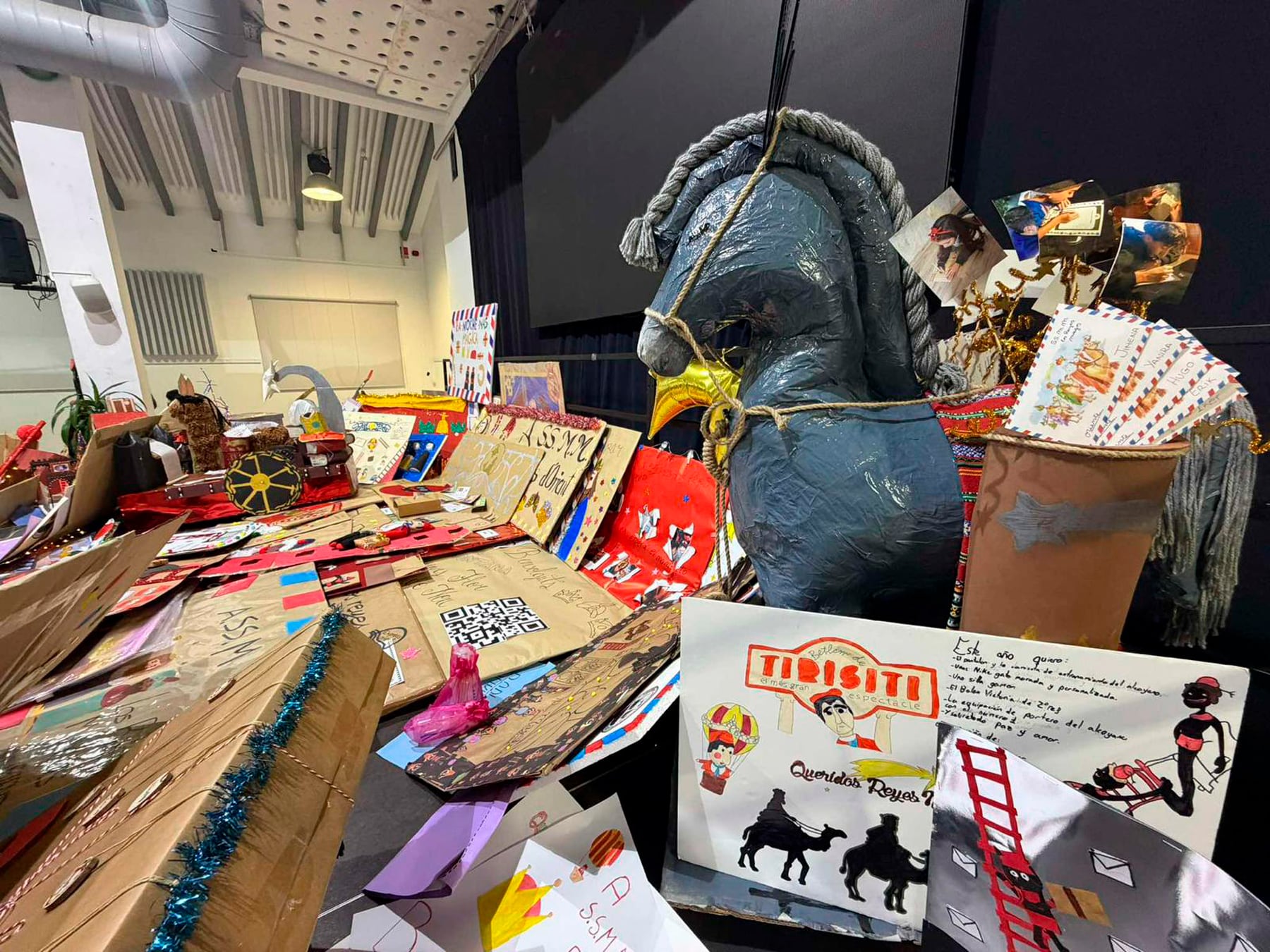 La Sala Àgora se ha llenado de cartas XXL para el concurso convocado por la Asociación Cultural Samarita