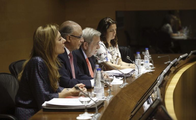 El ministro de Hacienda, Cristóbal Montoro, junto a los secretarios de Estado de Administraciones Públicas, Antonio Beteta y de Presupuestos, Marta Fernández Currás 