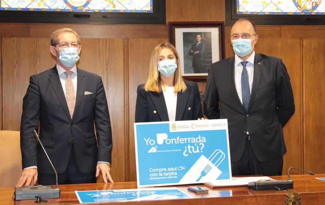 El presidente de la Cámara de Comercio, Javier Vega, concejala de consumo, Lorena Valle y el portavoz de ABANCA, Jose María Maira